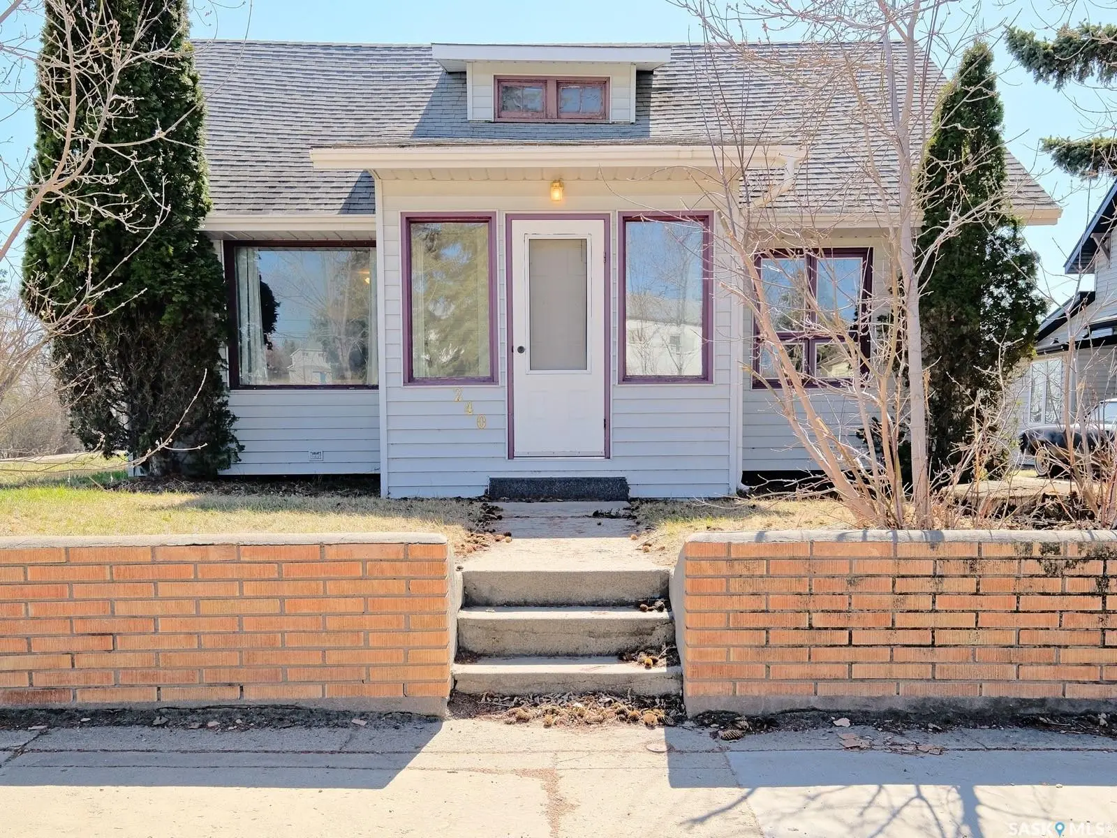 240 3rd Avenue E Biggar SK – character bungalow with sunroom, park views, and backyard on a corner lot